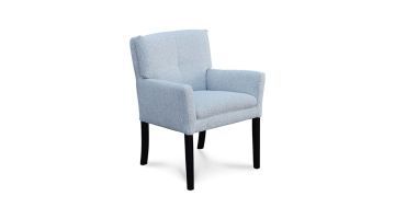 Moderne eetkamerstoel met armleuningen in lichtgrijze stof, ruime zitting en zwarte houten poten, gefotografeerd schuin van voren tegen een witte achtergrond.