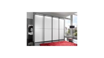 Wiemann zweefdeurkast in wit met zwarte accenten en LED-verlichting bovenop, moderne slaapkamer.