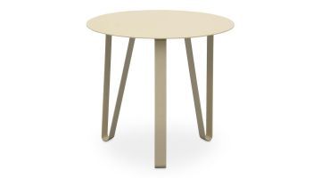 Bijzettafel Marma in vanillekleur met minimalistisch metalen design en drie poten.