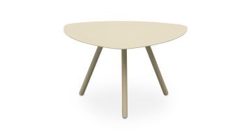 Salontafel Mavas in vanillekleur met driepotig onderstel, organisch gevormd blad.