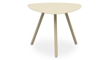 Bijzettafel Mavas van Trendhopper in de kleur vanille, met organisch gevormd blad en drie metalen poten.