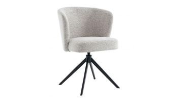 Eetkamerstoel Mandolia van Inhouse in beige stof met zwart metalen onderstel, schuin vooraanzicht.