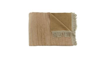 Beige Claudi plaid Streps Nude met ton-sur-ton strepen en franjes, deels omgeslagen voor een luxe uitstraling.