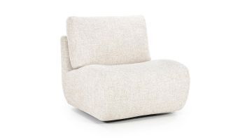 Beige fauteuil Lucia van Eleonora met afgeronde vormen, zachte stoffering en lage zit, gefotografeerd in een lichte studio.