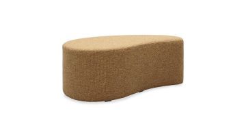 Ovale peervormige poef Onna in karamelkleur van Trendhopper, schuin van voren gefotografeerd.