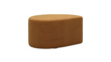 Poef Onna Tear van Trendhopper in cognac, schuin van voren gefotografeerd met zicht op de afgeronde vorm.