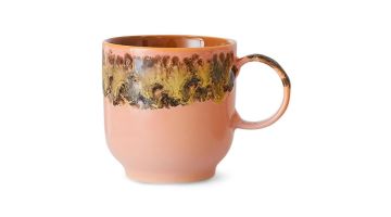 Close-up van de 70s Ceramics mok Lush van HKliving in roze met handgeschilderd glazuur in groene en bruine tinten.