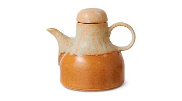 Close-up van de 70s Ceramics koffiepot Dunes van HKliving met deksel op een witte achtergrond.