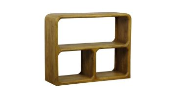 Lage Wakefield vakkenkast van mangohout met open vakken en afgeronde hoeken in een warme, natuurlijke houtkleur.