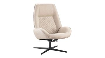 Draaifauteuil Irabo van INHOUSE in beige stof met zwarte draaivoet, schuine vooraanzicht.