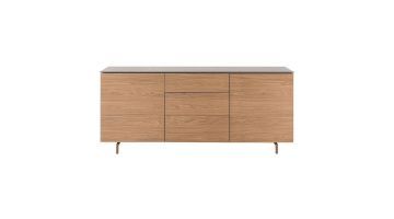 Vooraanzicht van INHOUSE dressoir Stonara van 181 cm breed met Hazel houtstructuur, marmerlook bovenblad en metalen poten in Hazel.