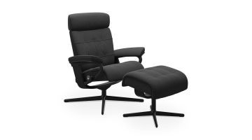 Zwartkleurige Stressless Erik fauteuil met bijpassende hocker en zwart Cross onderstel, vooraanzicht.
