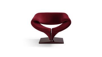 Fauteuil Ribbon van Artifort in bordeauxrode stof met donker gelakt onderstel, frontaal gefotografeerd.