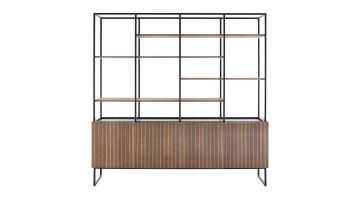 Vakkenkast Marandi van IN.HOUSE met een zwart metalen frame, houten legplanken en een gesloten onderkast met bruine lattenstructuur.