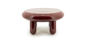 Opgevouwen Mosa plaid in beige met zwarte strik.