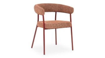 Eetstoel Yovi in bordeauxrode stof Fermo, schuin vooraanzicht met open rugleuning en rood metalen frame.