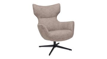 Fauteuil Bresso in mokkakleur met afgeronde rugleuning en zwart metalen onderstel.