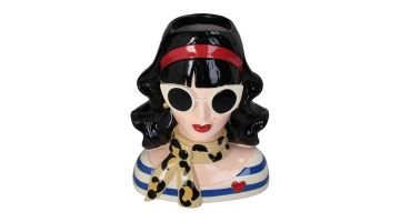 Vooraanzicht van de Kersten Fashion Lady vaas met retro zonnebril, rode haarband, gestreepte top en sjaaltje met pantermotief.