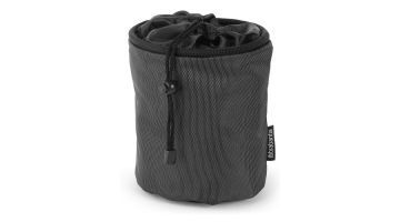 Brabantia Wasknijpertas zwart, gemaakt van stevig textiel met trekkoordsluiting en subtiel logo.