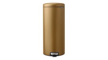 Brabantia NewIcon prullenbak 30 liter Warm brass, vooraanzicht met gesloten deksel en RVS voetpedaal op witte achtergrond.