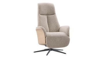 Pronto Wonen relaxfauteuil Serio in beige met licht houten zijkanten, schuin van voren gefotografeerd op witte achtergrond.