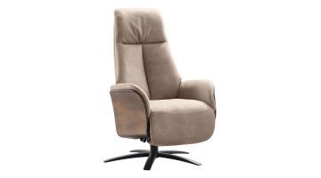 Relaxfauteuil Serio in beige stof met hoge rugleuning, armleuningen en donkere houten zijkant, op zwarte metalen stervoet.