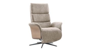 Vooraanzicht van relaxfauteuil Liri in taupe met zachte stof en houten zijpanelen.