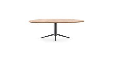 Eettafel Elmwood met kiezelvormig eikenhouten blad en zwart metalen poot, gefotografeerd frontaal op witte achtergrond.