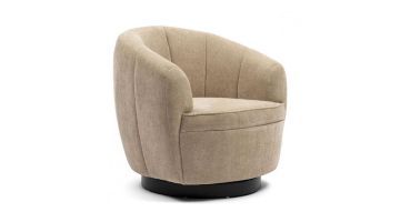 De fauteuil is frontaal in een hoek gepresenteerd en toont de zachte bekleding, elegante belijning en comfortabele zit.