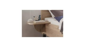 Detail van het nachtkastpaneel van het Wiemann ledikant Delft met decoratieve accessoires en lamp.