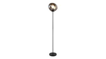Pronto Wonen vloerlamp Macato zwart met één smoke glazen kap, brandend licht, op een slanke metalen staander met ronde voet.