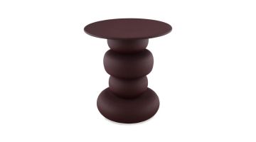 Bordeauxrode metalen bijzettafel met ronde, gelaagde vormen en moderne afwerking in sculpturaal design.