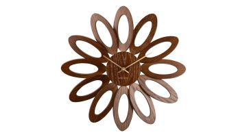 Bloemvormige Karlsson wandklok Fiore Dark Wood van donker hout met open ovale blaadjes en goudkleurige wijzers tegen witte achtergrond.