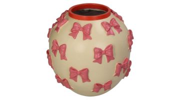 Kersten vaas met roze strikken op een ronde crème ondergrond.