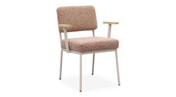 Eetkamerstoel Molly met armleuningen in beige met roodbruine bekleding, vooraanzicht.