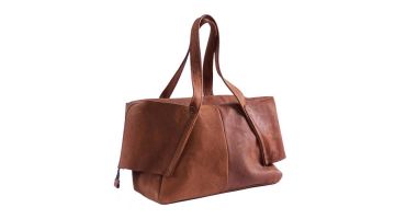 Elephant tas van Label in cognacbruin yak leer met unieke omgevouwen zijpanelen.