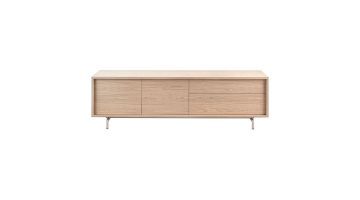 Vooraanzicht van het TV-meubel Famosa (180 cm) in Misty Oak decor met gesloten deuren en lades.