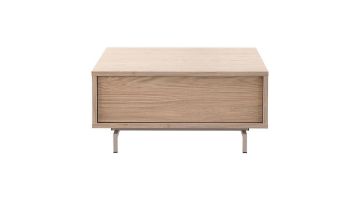 Vooraanzicht van de vierkante salontafel Famosa in Misty Oak met strakke belijning, ladefront en metalen poten in moderne stijl.