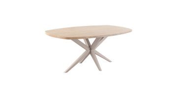 Eettafel Mascaro van Pronto Wonen met Deens ovale vorm, licht eikenhouten blad en kruispoot in zandkleurige lak.