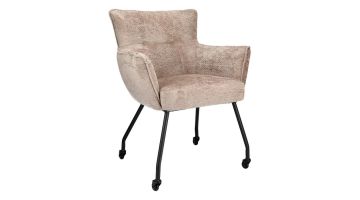 Pronto Wonen eetkamerstoel Novile Clay met armleuningen, stof in gemêleerd beige-grijs en zwart metalen onderstel met vier zwenkwieltjes, schuin van voren op witte achtergrond.
