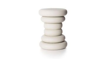 Bijzettafel Mae van COCO Maison in zandkleur met speelse, gestapelde ronde vormen.