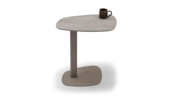 Banktafel Trapea van Bree’s New World met asymmetrisch blad en slank metalen onderstel, vrijstaand gefotografeerd