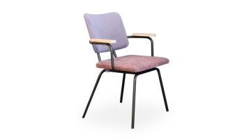 Eetkamerstoel Luko met armleuningen in een combinatie van paarse en roze bekleding, met een metalen frame in zwart.