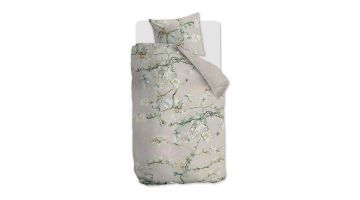 Foto van het Blossom dekbedovertrek van Beddinghouse opgemaakt op eenpersoonsbed, geïnspireerd op Amandelbloesem van Van Gogh.