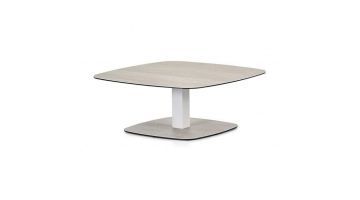 Vierkante Montèl Salontafel Travis met een keramiek en travertin tafelblad en een witte centrale kolompoot.