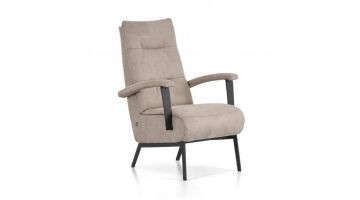 Fauteuil Montèl Chic in bruin met metalen poten en comfortabele armleuningen, getoond vanuit een schuine vooraanzicht.