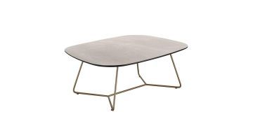 Vrijstaande salontafel Marby van INHOUSE met afgerond vierkant HPL-blad in lichte steenlook en slanke metalen poten in bronskleur.