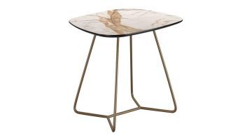 Ovale salontafel Marby van INHOUSE met terra-motief in marmerlook en slank metalen onderstel in bronstint, los gepresenteerd.