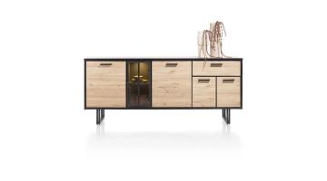 Vooraanzicht van het Avalon dressoir 200 cm met vier houten deuren, één vitrinedeur met LED-verlichting en één lade.