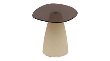 INHOUSE Myloni bijzettafel met rookglazen blad en taps toelopende zandkleurige voet, in organische vormen.